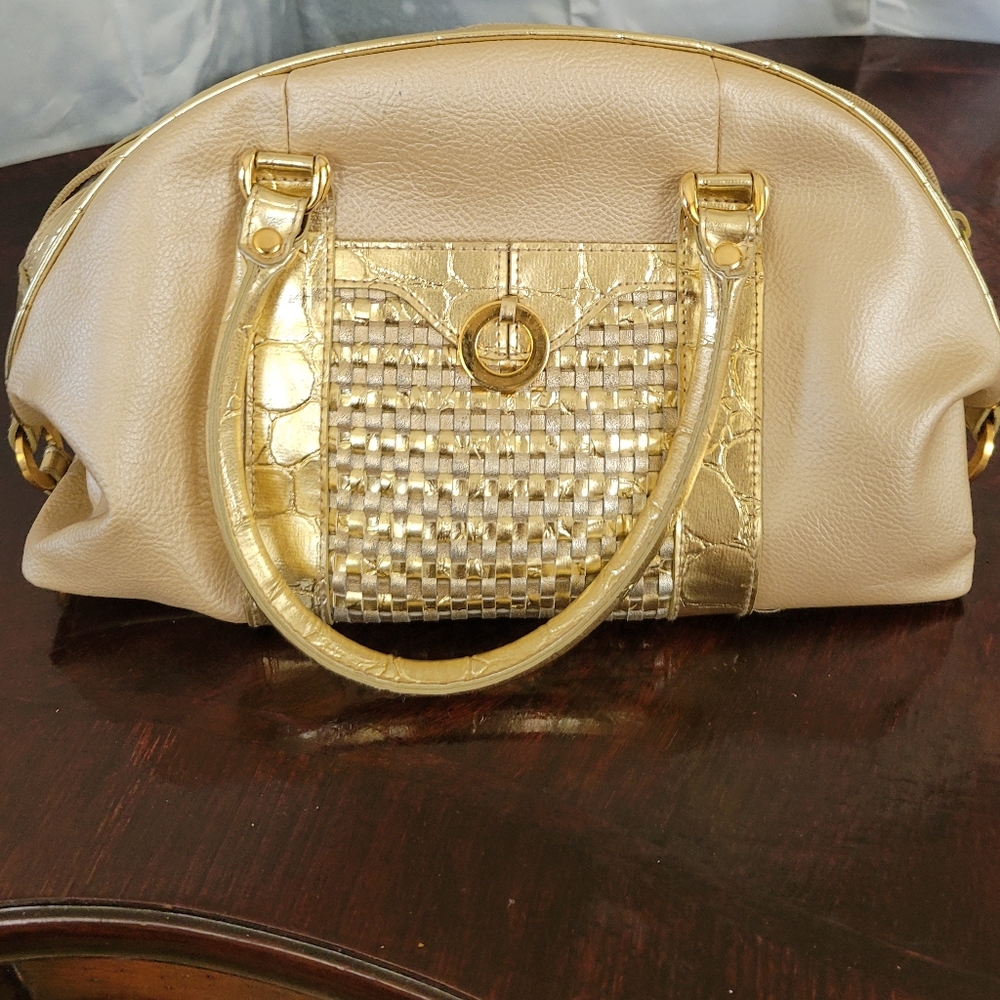 (3237) Gold Coast Purse, Bag, Very pretty, Gold color